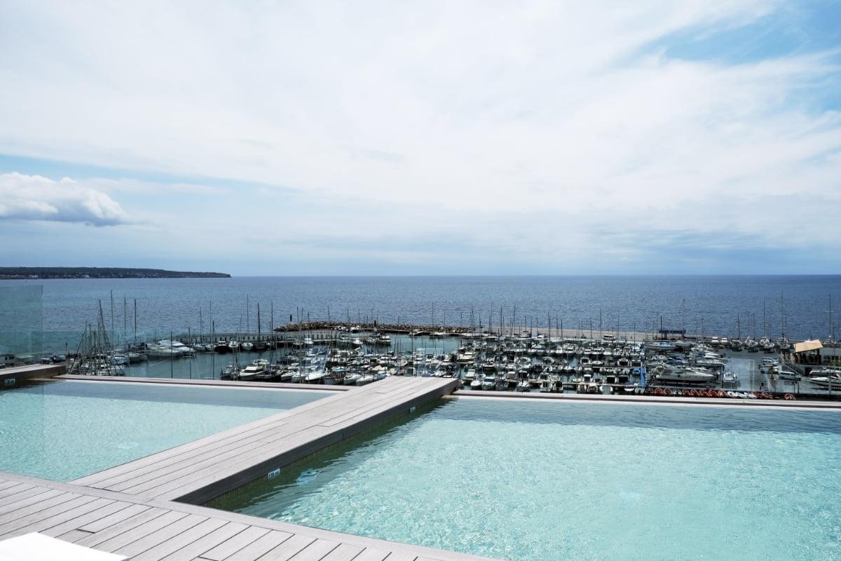 Aussicht auf die Marina vom Pool des Nautic Hotel & Spa