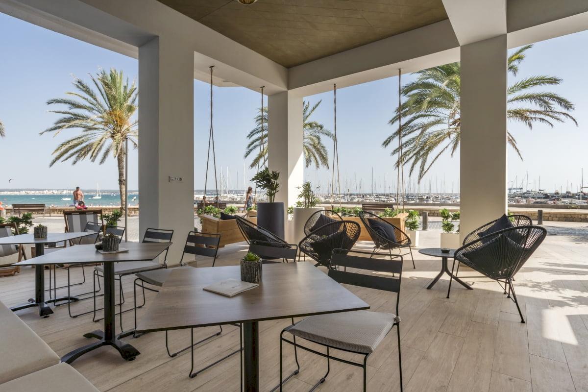 Terrasse des Nautic Hotel & Spa mit Blick auf den Hafen und die Bucht