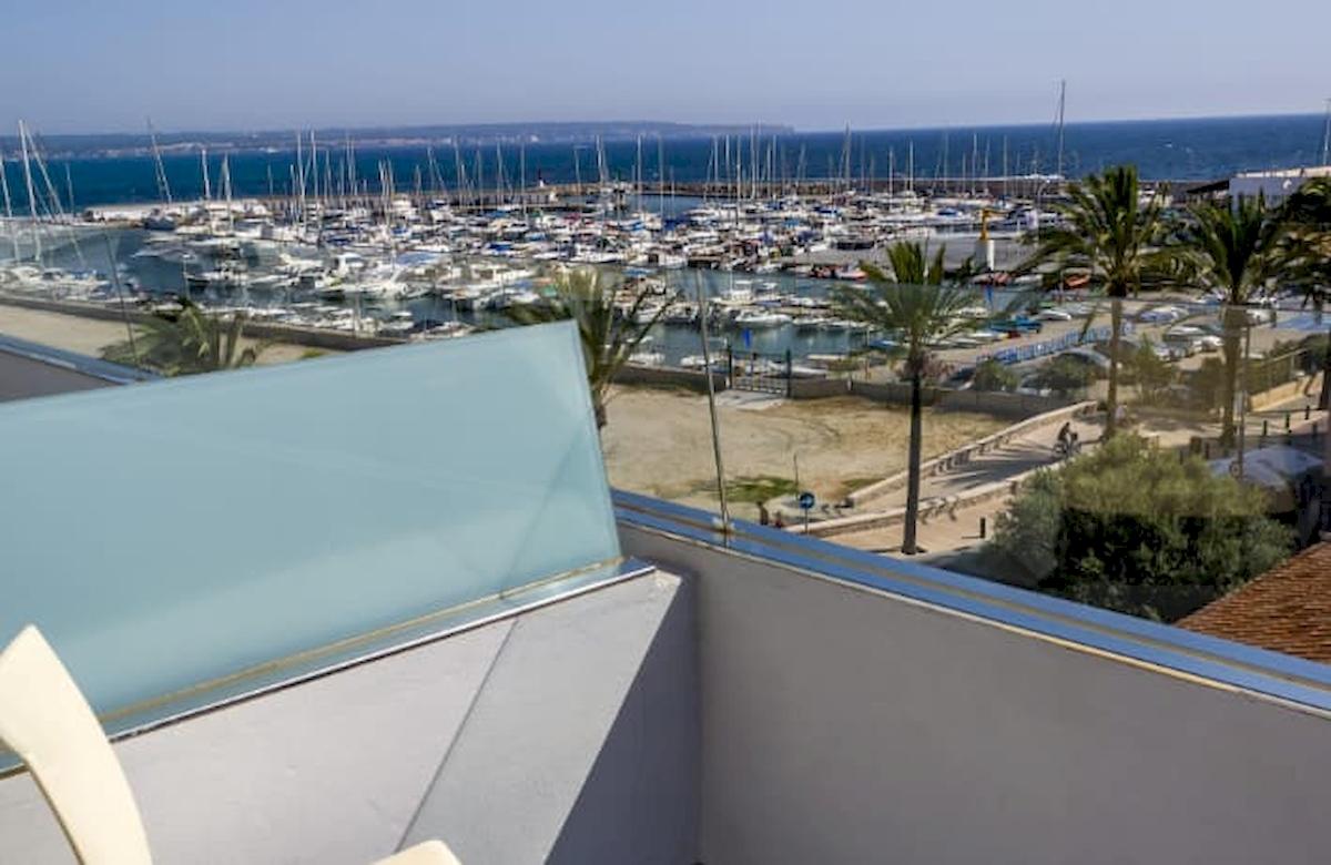 Aussicht vom Balkon des Nautic Hotel & Spa auf die Marina und den Ozean
