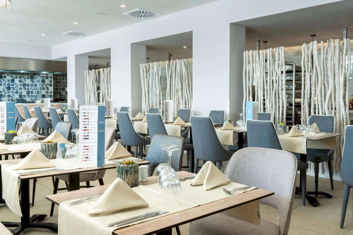 Restaurant des Nautic Hotel & Spa mit eingerichteten Tischen und Stühlen.