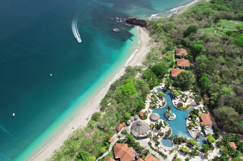 Luftaufnahme des Westin Reserva Conchal Golf Resorts mit Strand, Pools und Gebäuden.