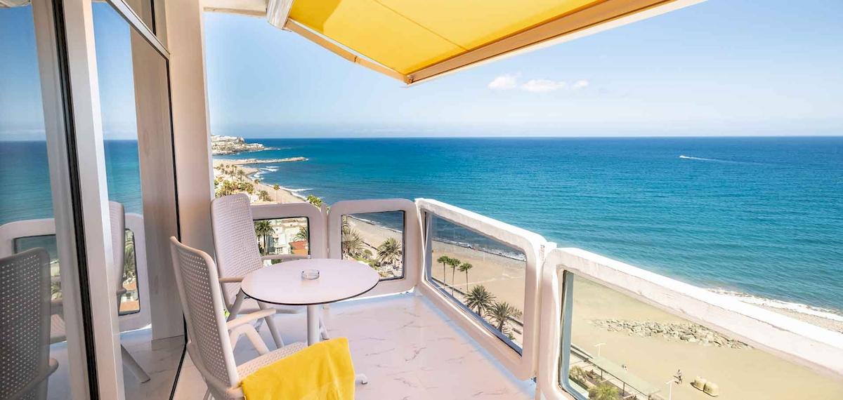 Balkon des Europalace Hotels mit Blick auf das Meer und den Strand