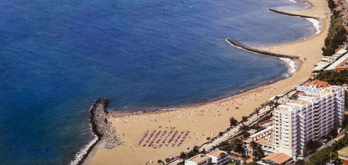Luftaufnahme des Europalace Hotels und des Strandes mit vielen Gästen.