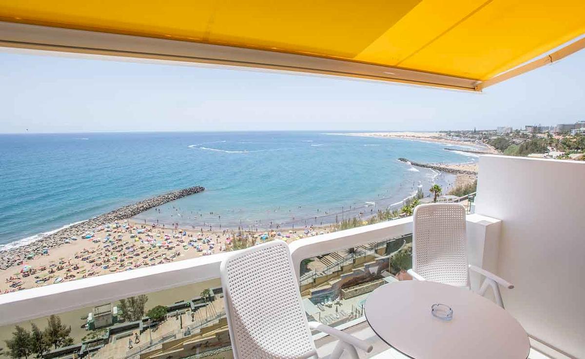 Aussicht vom Balkon des Europalace Hotels auf einen Strand mit vielen Sonnenschirmen und Menschen