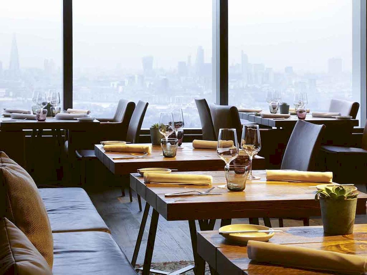 Innenansicht des Restaurants im Novotel London Canary Wharf mit Blick auf die Stadt.