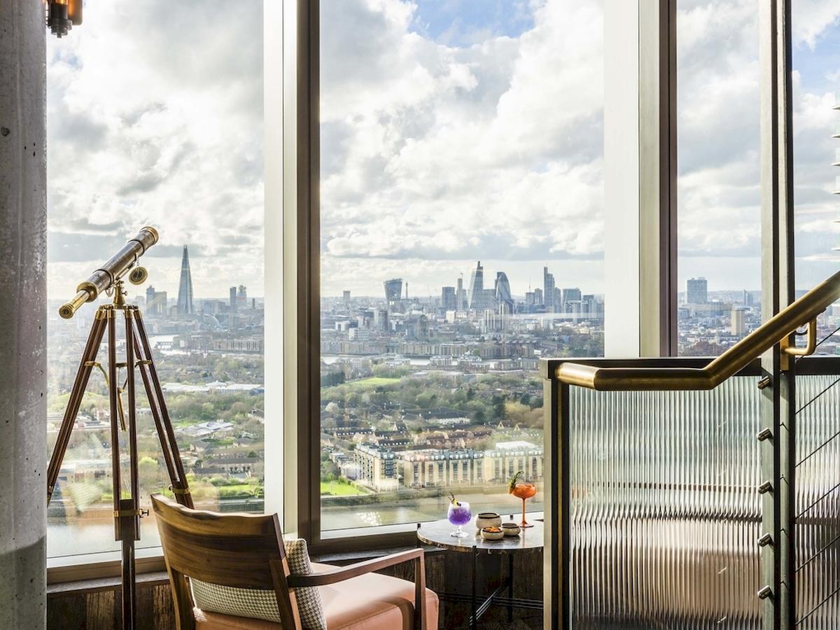 Ausblick aus dem Zimmer im Novotel London Canary Wharf mit Skyline-Blick und Teleskop.