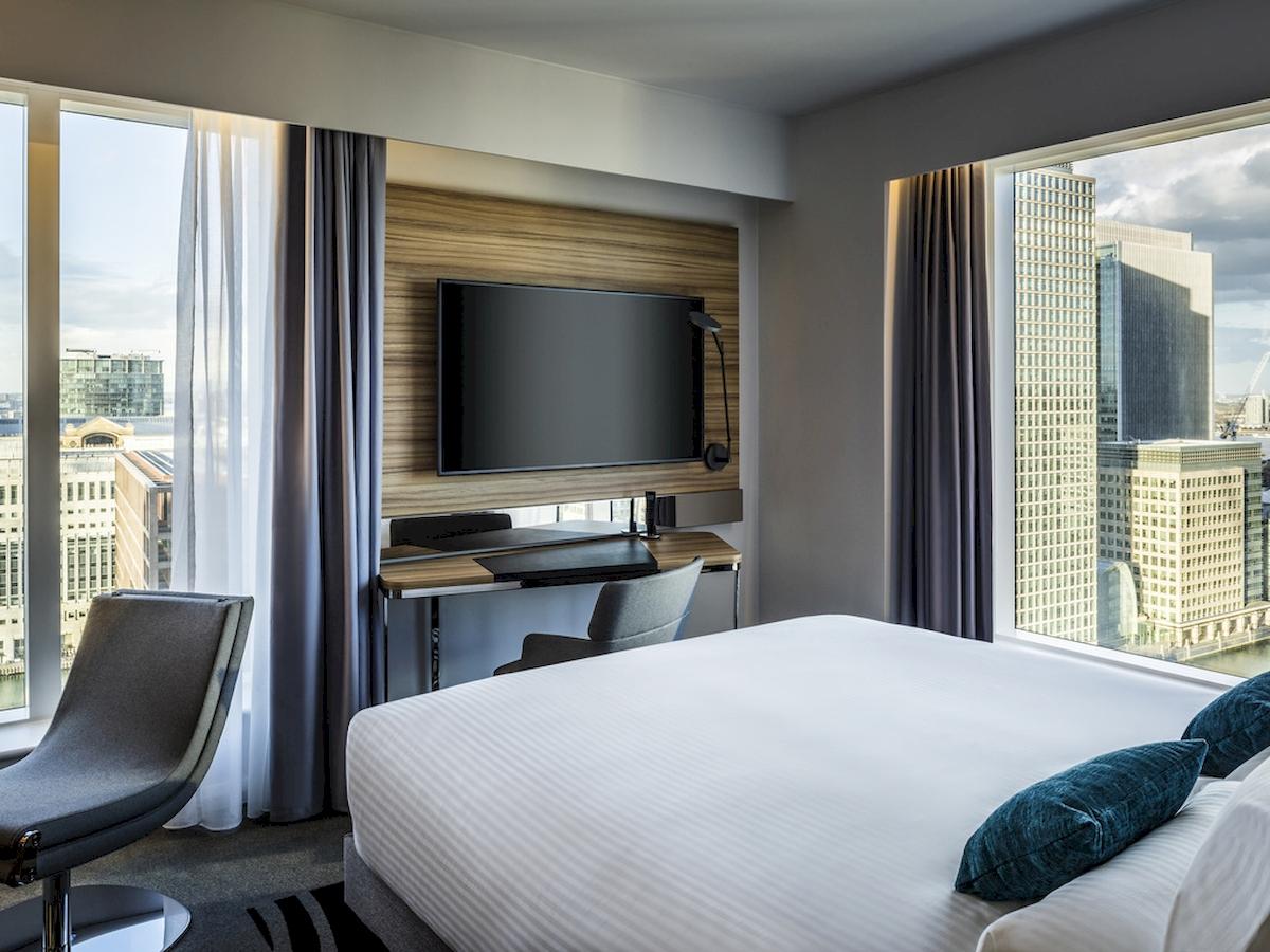 Hotelzimmer im Novotel London Canary Wharf mit Blick auf die Skyline.