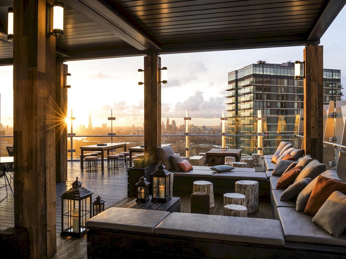 Aussicht von der Terrasse des Novotel London Canary Wharf bei Sonnenuntergang mit Blick auf die Skyline