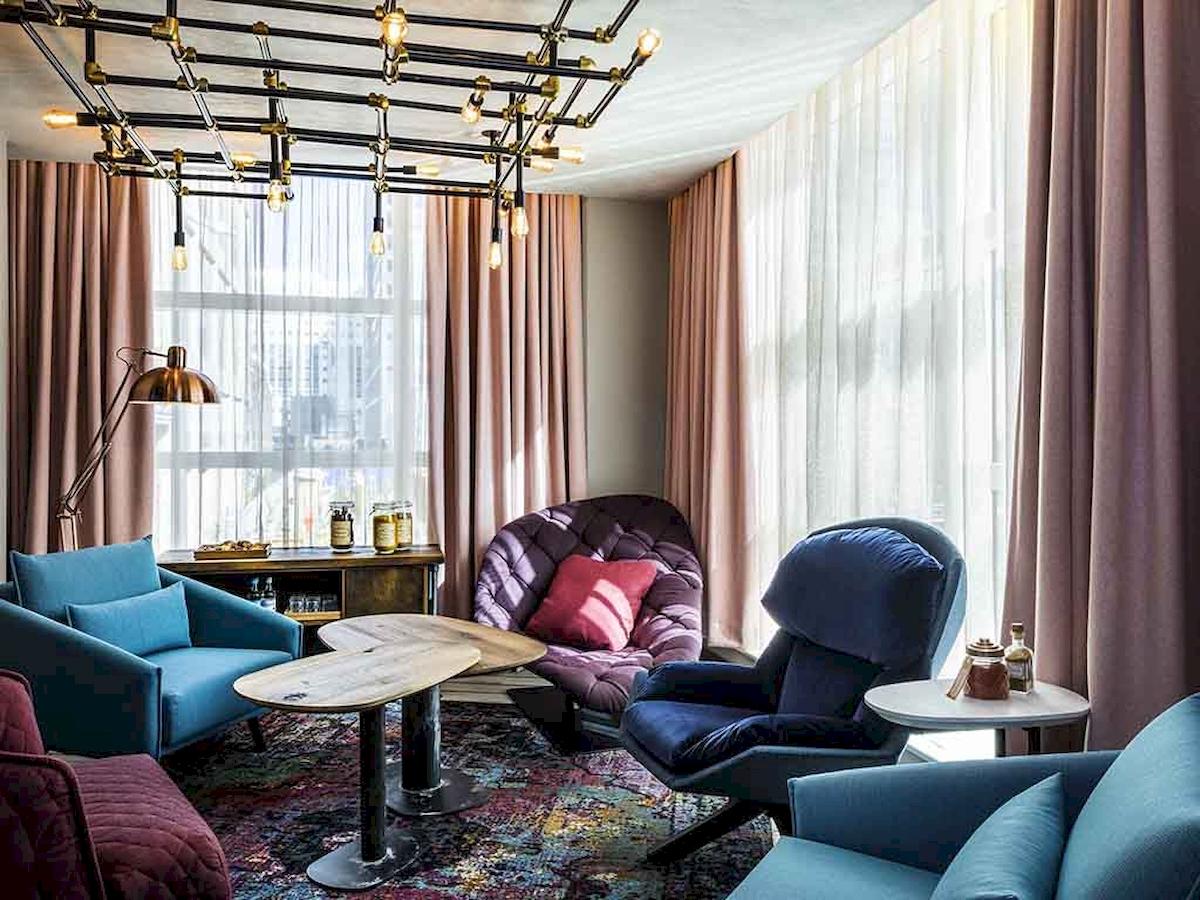 Lobby des Novotel London Canary Wharf mit Möbeln und Dekoration