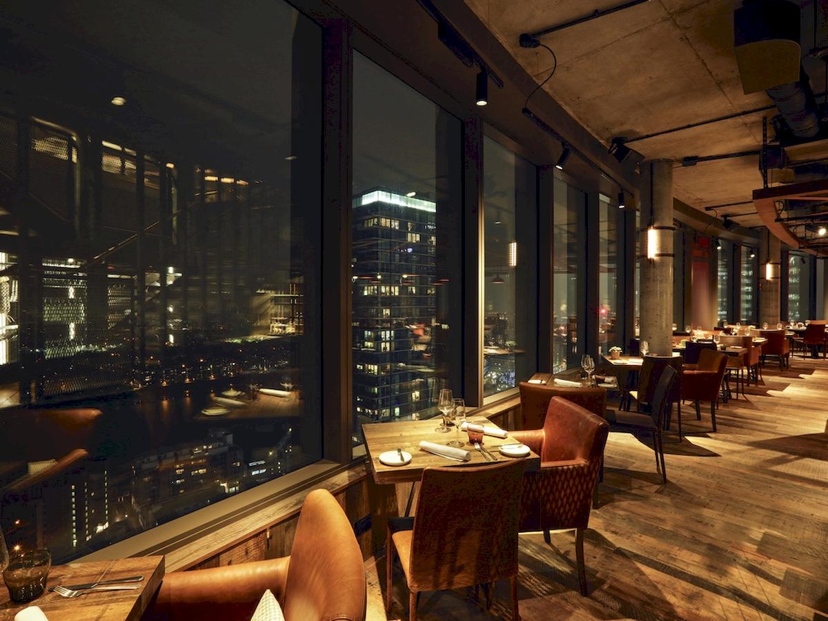 Innenansicht des Restaurants im Novotel London Canary Wharf mit Blick auf die Skyline