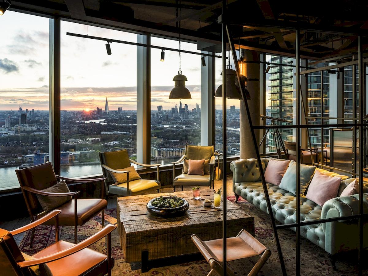Innenansicht der Lounge im Novotel London Canary Wharf mit Blick auf die Skyline