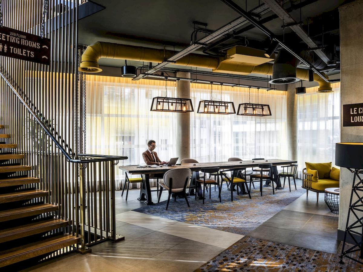 Mann arbeitet in Hotellobby von Novotel London Canary Wharf