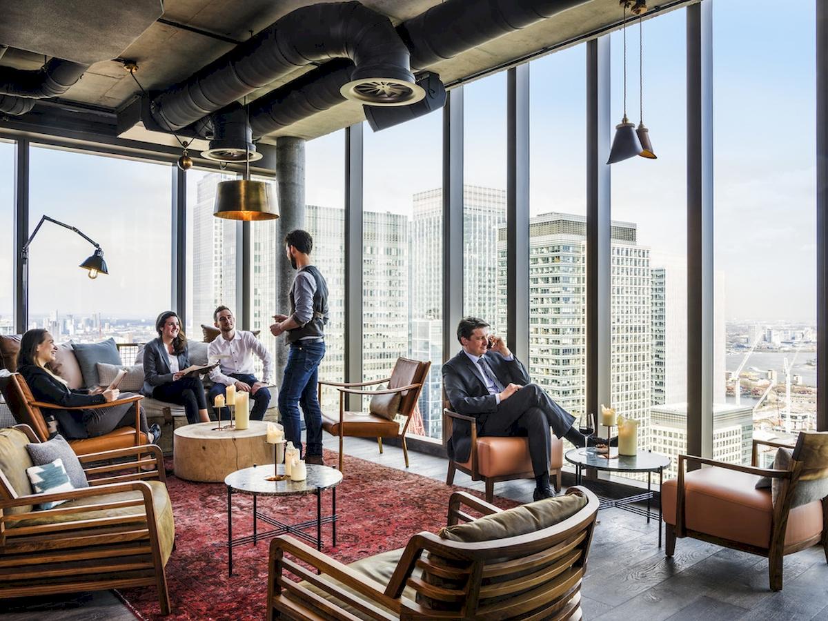 Lobby des Novotel London Canary Wharf mit Blick auf die Skyline