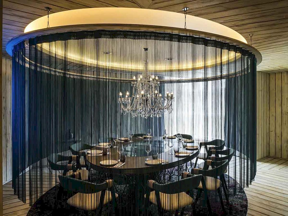 Esszimmer des Novotel London Canary Wharf mit runden Tisch und Kronleuchter
