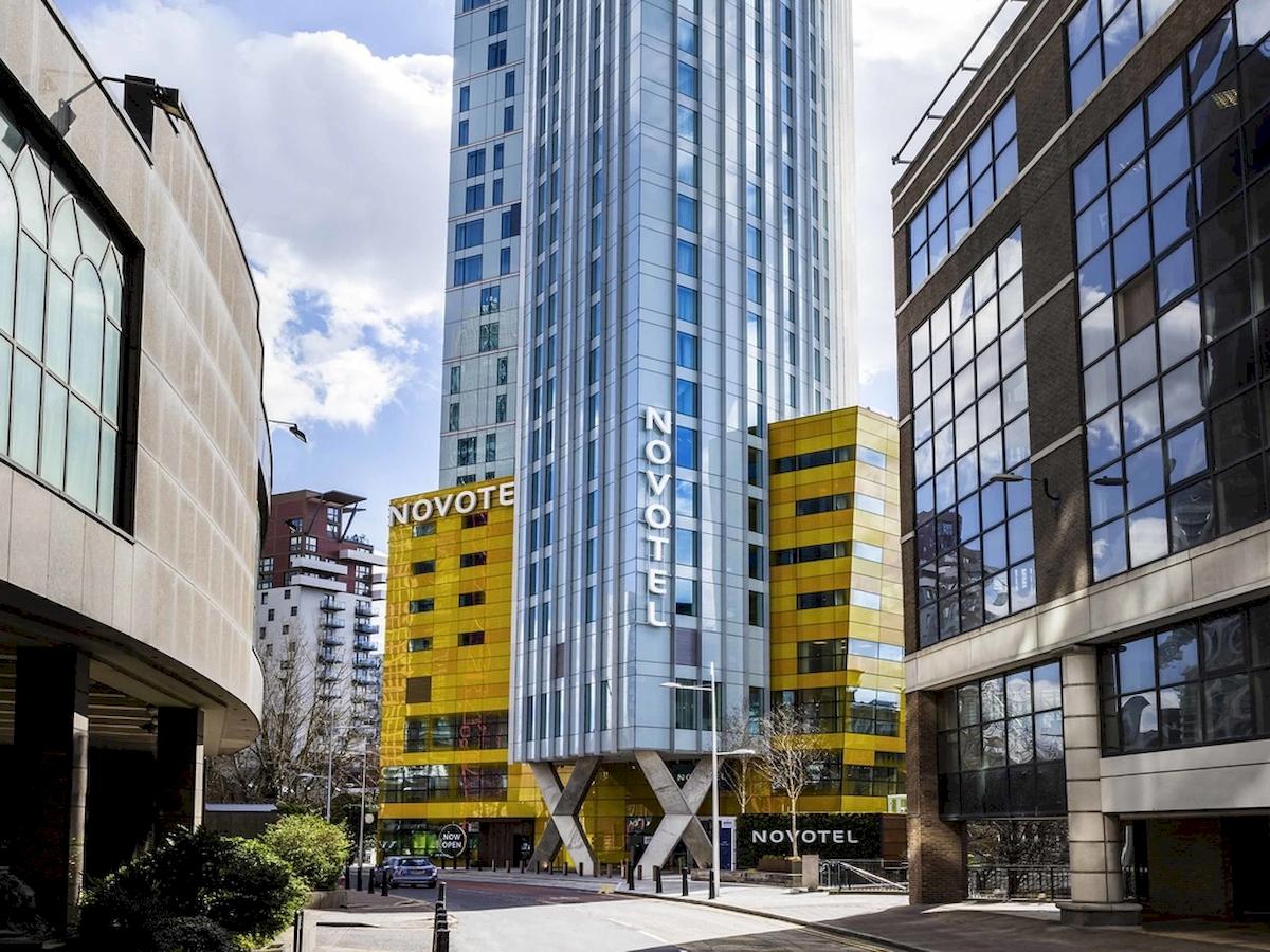 Novotel London Canary Wharf Gebäude auf einer Straße in London.