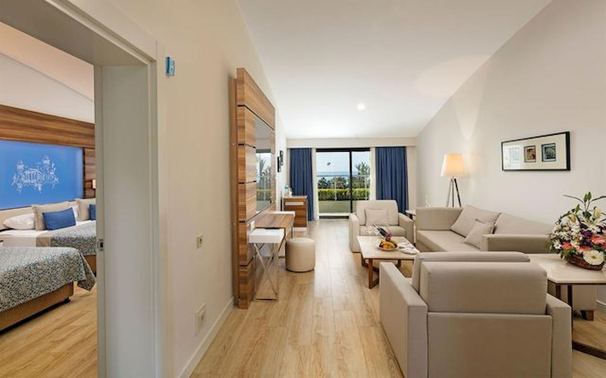 Innenansicht einer Hotelsuite mit Blick auf das Meer und modernen Möbeln.