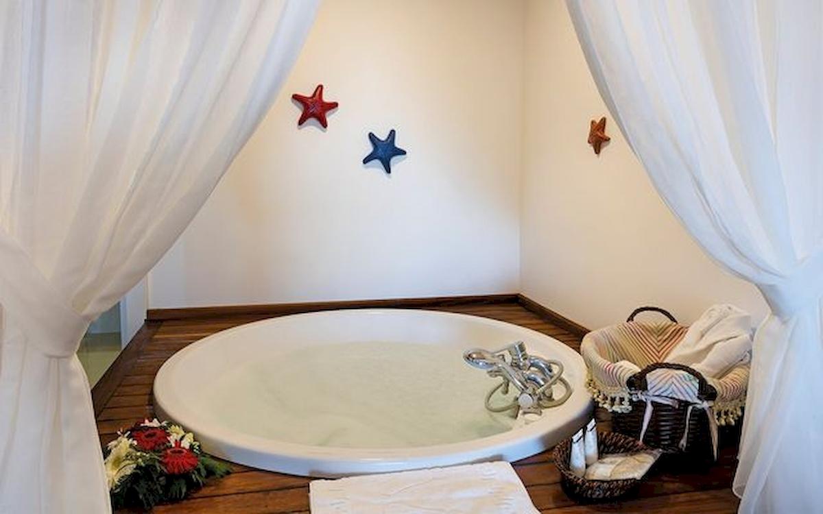 Whirlpool im Zimmer des Limak Atlantis Deluxe Hotel & Resort mit Sternen an der Wand