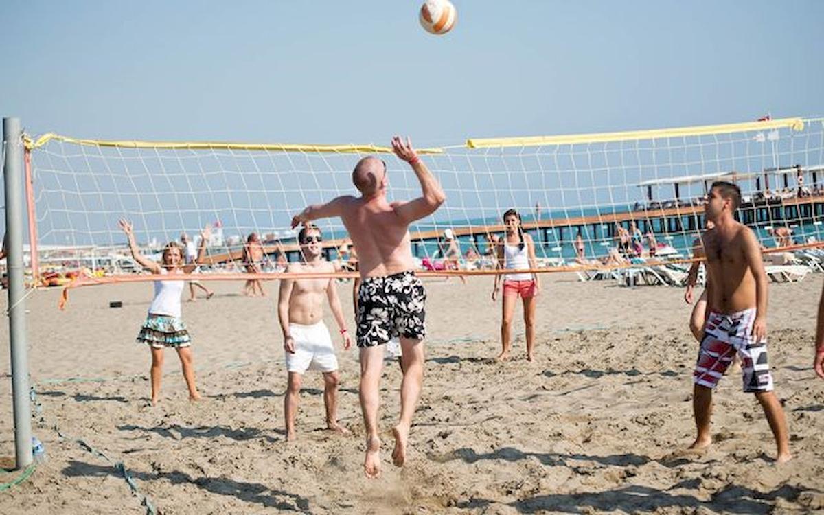 Gäste spielen Volleyball am Strand des Limak Atlantis Deluxe Hotel & Resort.
