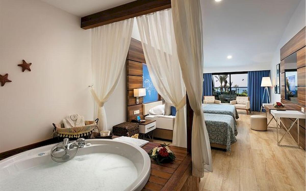 Hotelzimmer mit einem Whirlpool und zwei Betten im Limak Atlantis Deluxe Hotel & Resort.