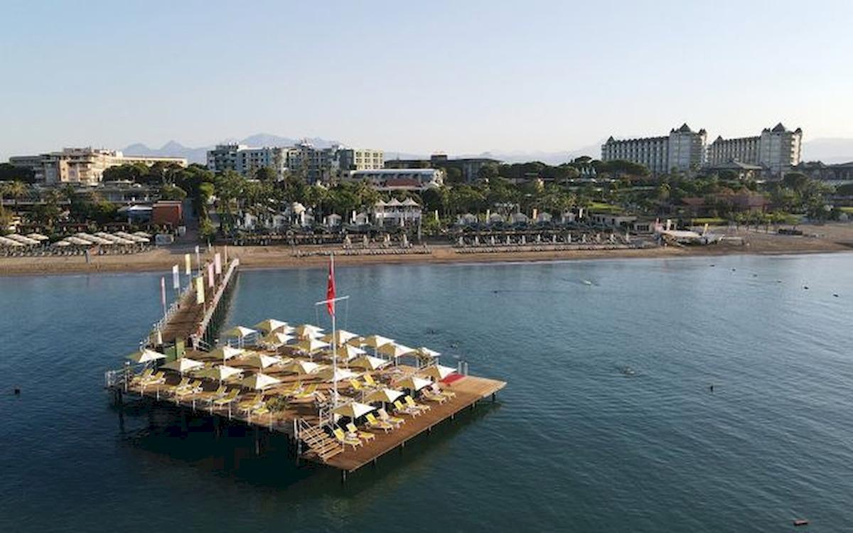 Luftaufnahme der Terrasse des Limak Atlantis Deluxe Hotel & Resort am Wasser