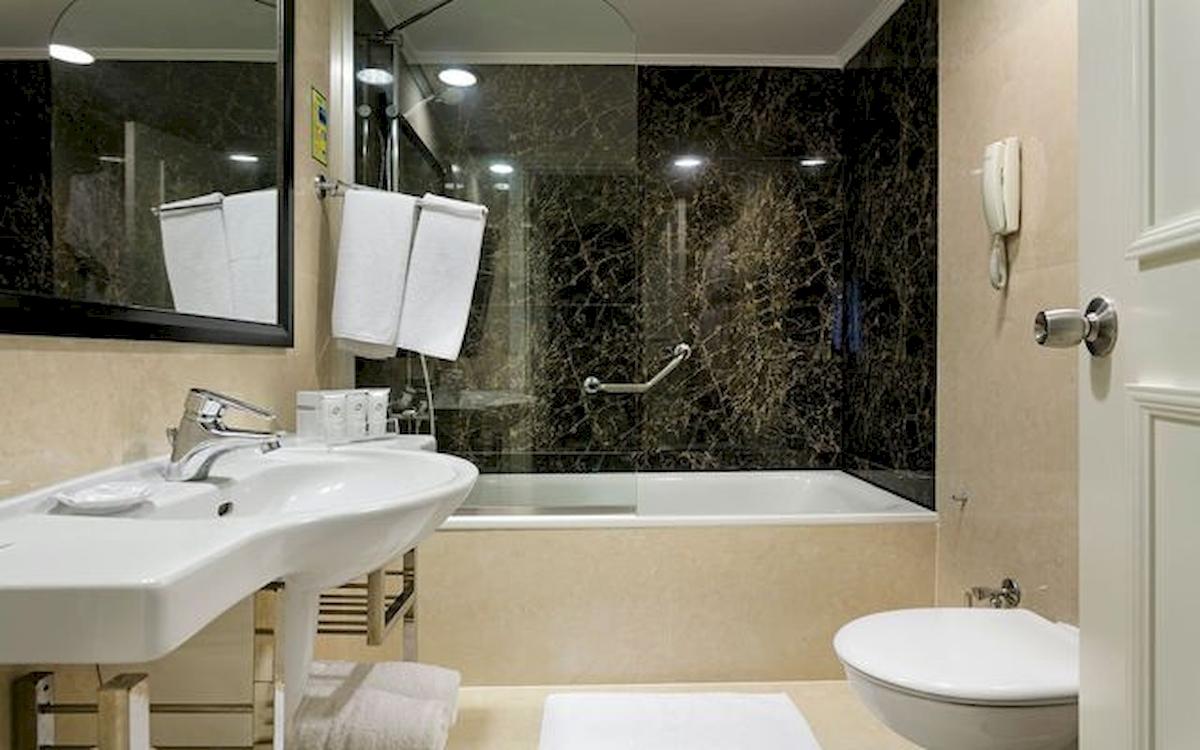 Luxuriöses Badezimmer im Limak Atlantis Deluxe Hotel & Resort mit Badewanne, Dusche, Toilette und Waschbecken.