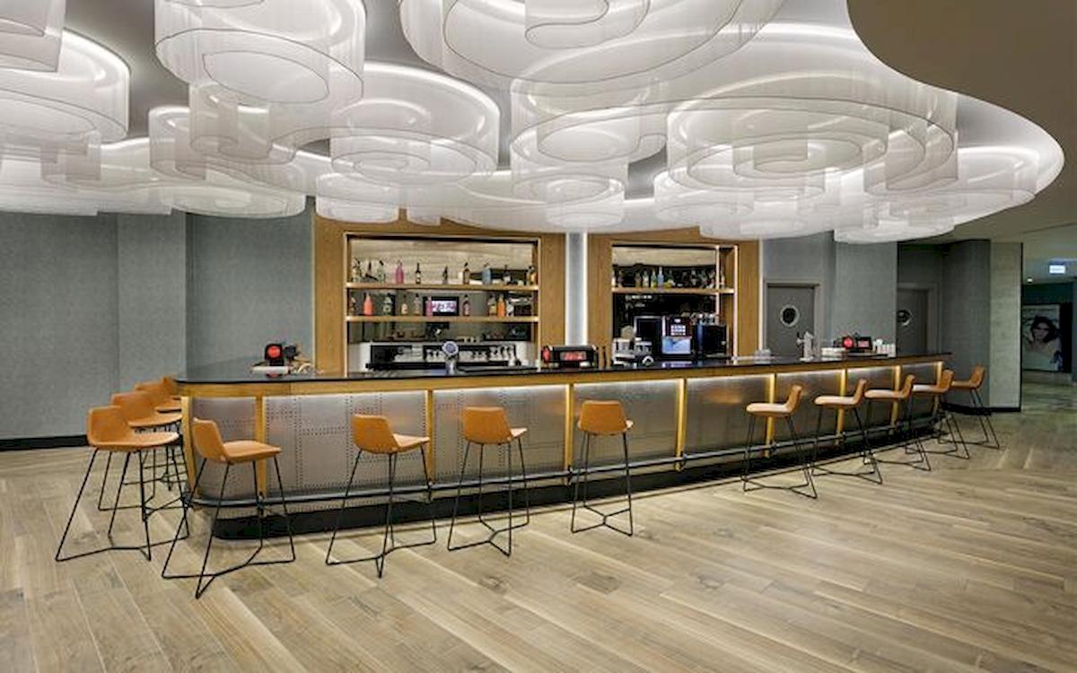Innenansicht der Bar im Limak Atlantis Deluxe Hotel & Resort mit modernen Stühlen und einer stilvollen Deckenbeleuchtung.