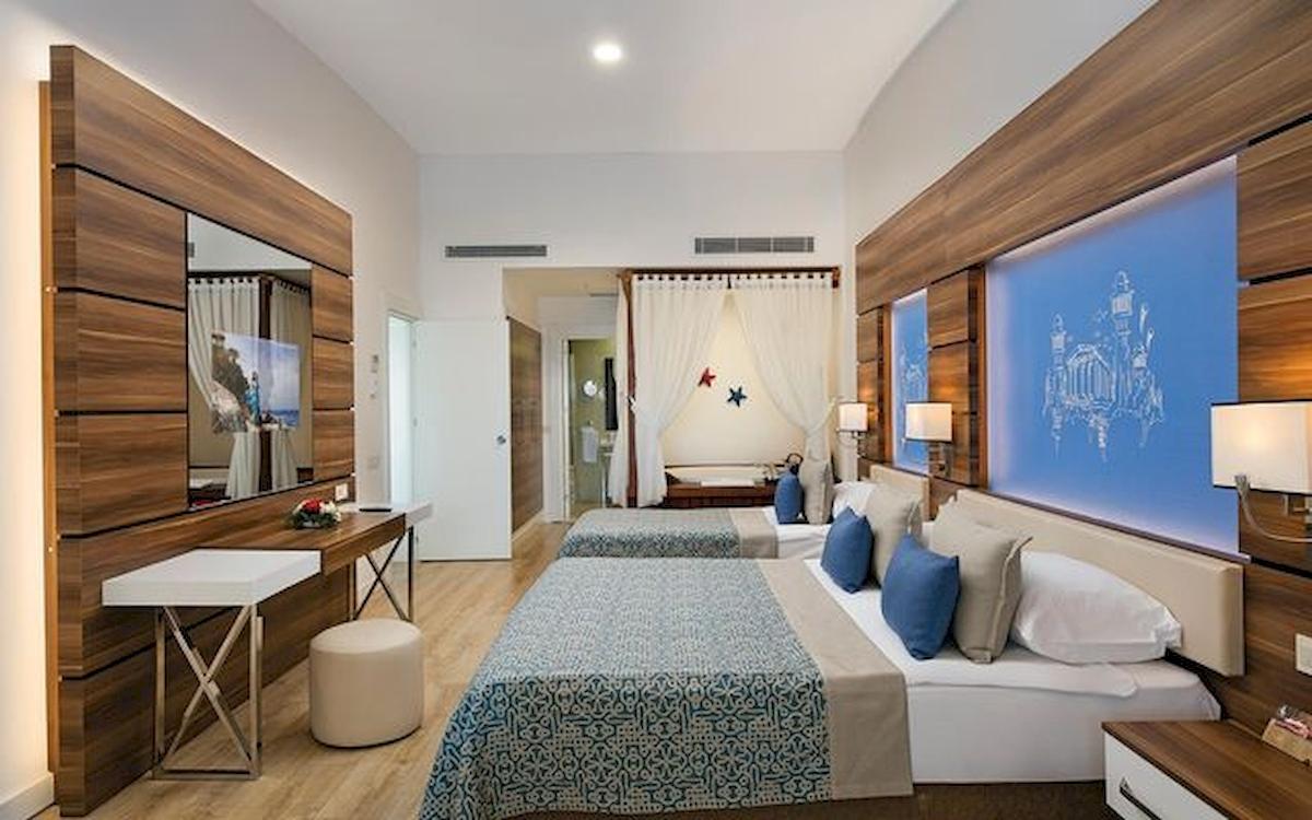 Doppelzimmer im Limak Atlantis Deluxe Hotel & Resort mit zwei Betten, Dekor und Einrichtung.