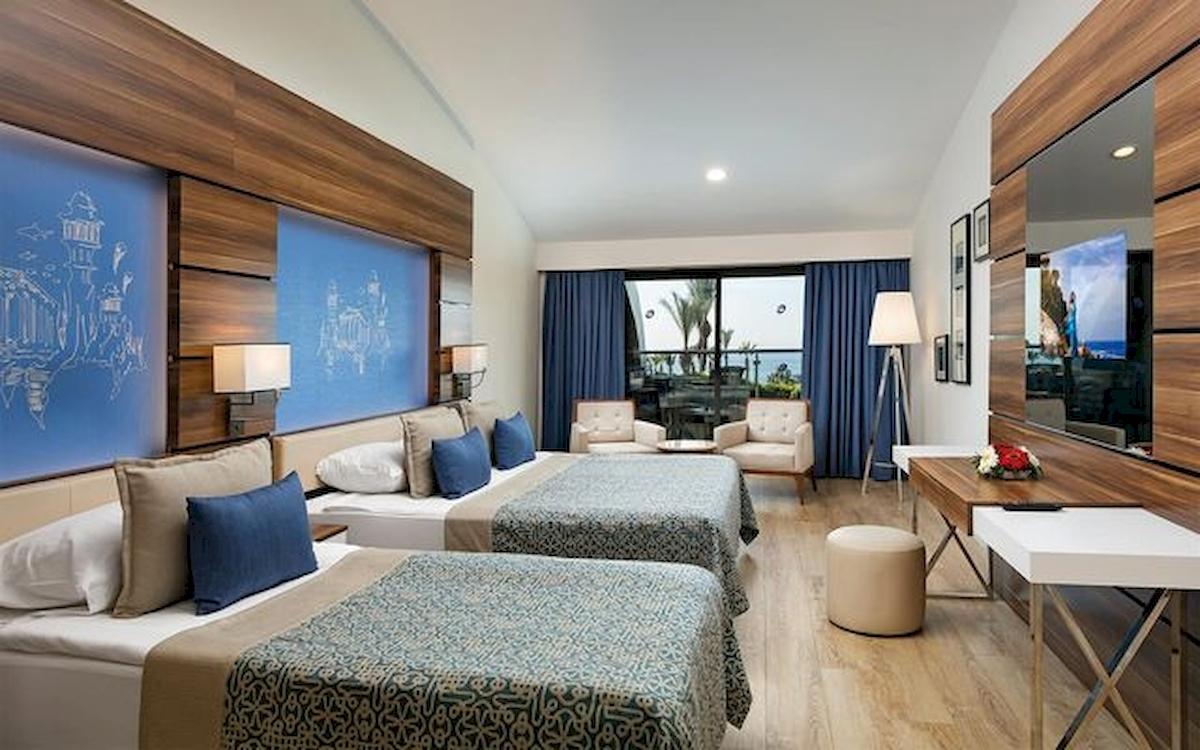 Doppelzimmer im Limak Atlantis Deluxe Hotel & Resort mit zwei Betten, Meerblick und modernem Interieur.