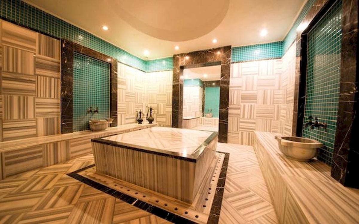 Dampfbad im Limak Atlantis Deluxe Hotel & Resort mit Marmorwänden und blauen Fliesen.