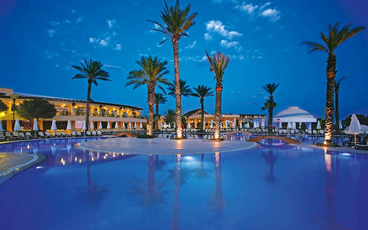 Nachtansicht des Swimmingpools vor dem Limak Atlantis Deluxe Hotel & Resort
