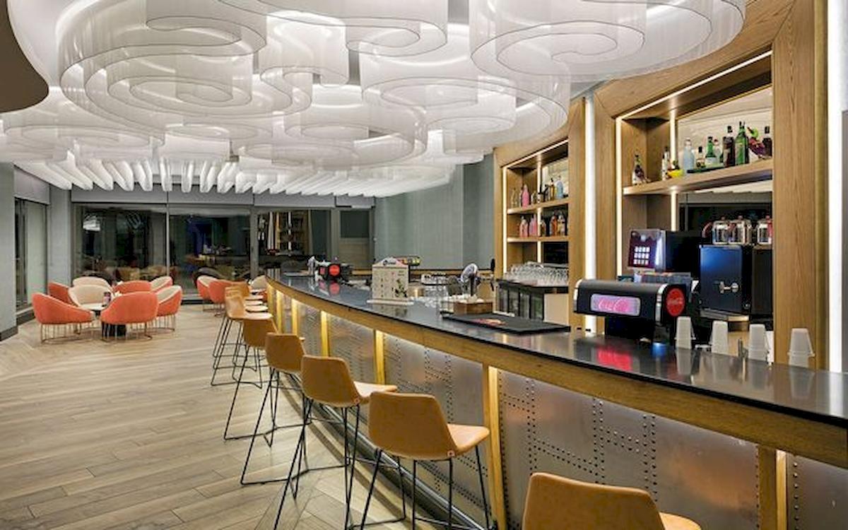 Innenansicht der Bar im Limak Atlantis Deluxe Hotel & Resort mit modernen Möbeln und hellem Interieur.
