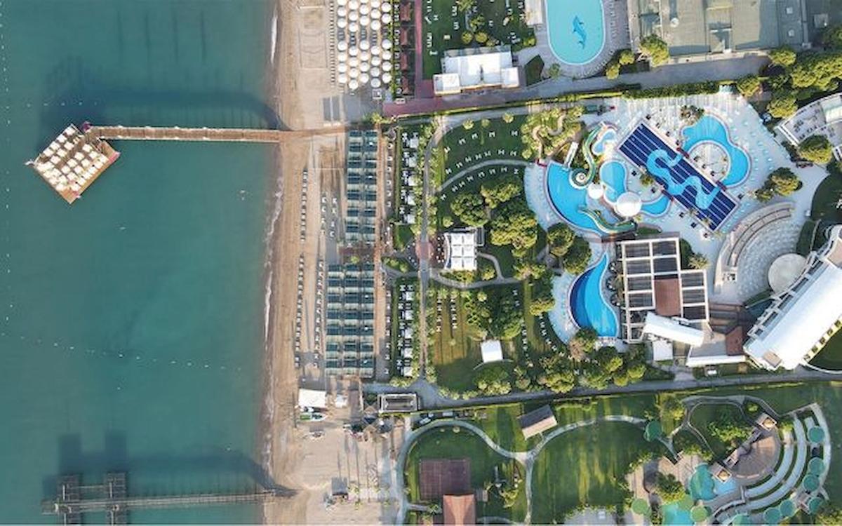 Luftaufnahme des Limak Atlantis Deluxe Hotel & Resort mit Pool und Strand