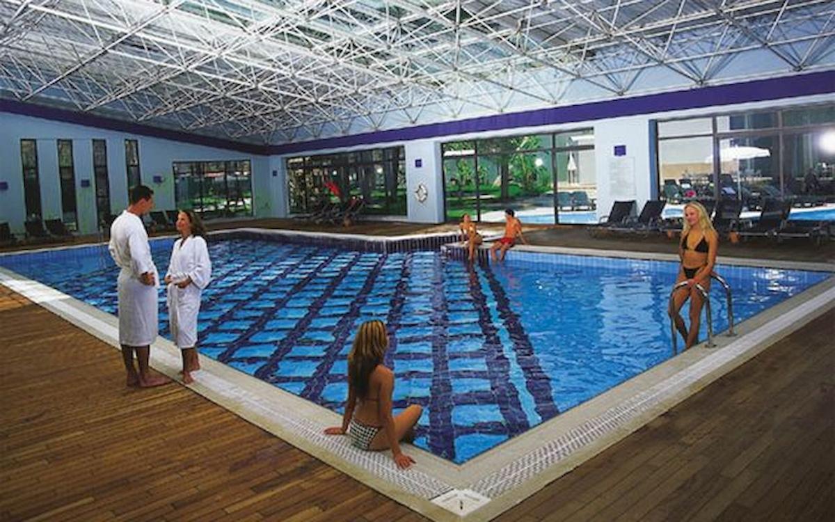 Gäste entspannen im Innenpool des Limak Atlantis Deluxe Hotel & Resort