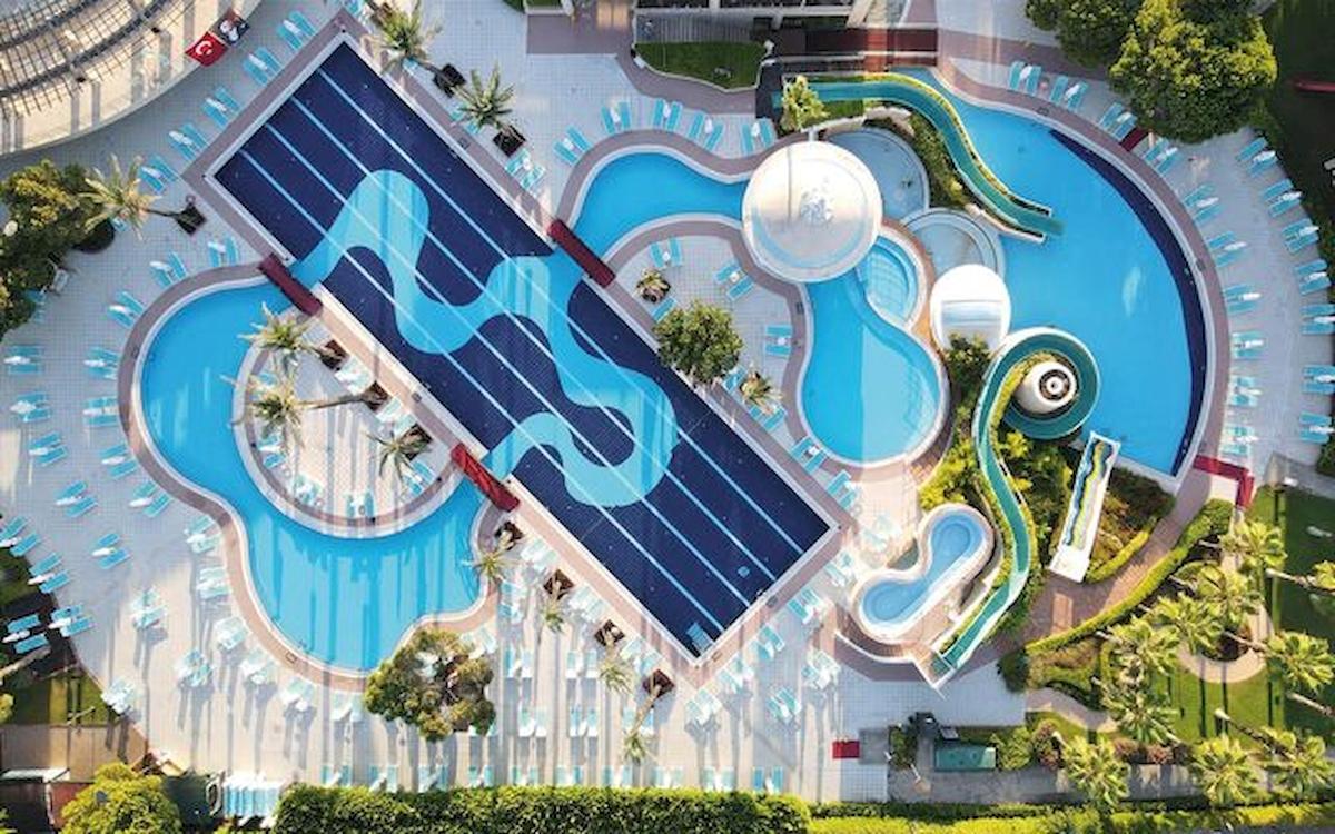 Luftaufnahme des Poolbereichs des Limak Atlantis Deluxe Hotel & Resort