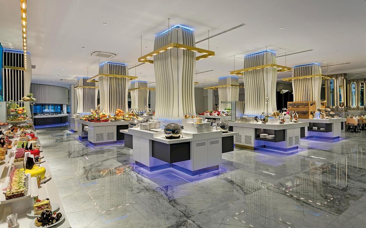 Buffetbereich im Limak Atlantis Deluxe Hotel & Resort mit vielen Speisen und goldenen Säulen