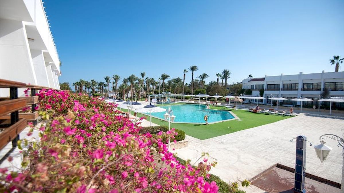 Außenbereich des Grand Hotel Hurghada mit Swimmingpool und Palmen