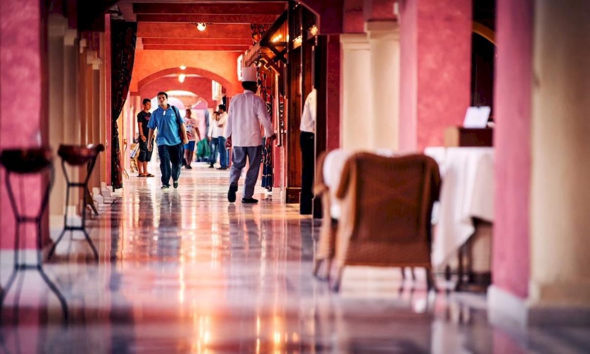 Leute, die durch den Korridor des Grand Hotel Hurghada gehen.