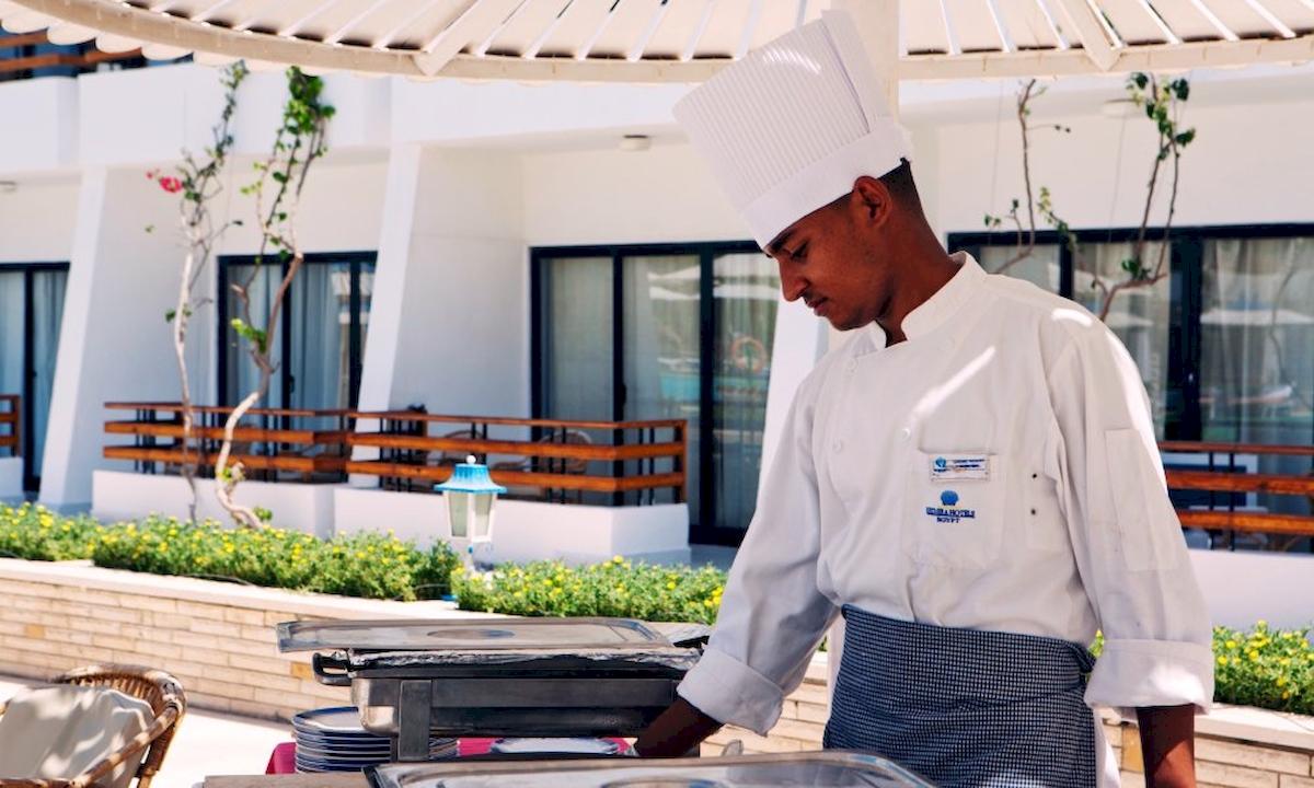 Koch im Grand Hotel Hurghada bereitet Essen zu.