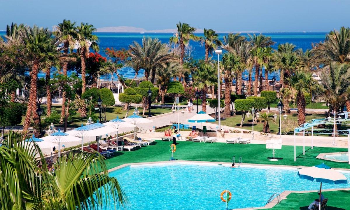 Außenpoolbereich des Grand Hotel Hurghada mit Palmen und Meerblick
