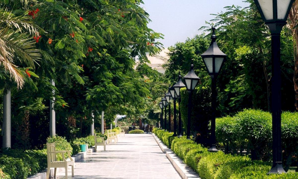 Allee mit Lampen und Bänken im Grand Hotel Hurghada