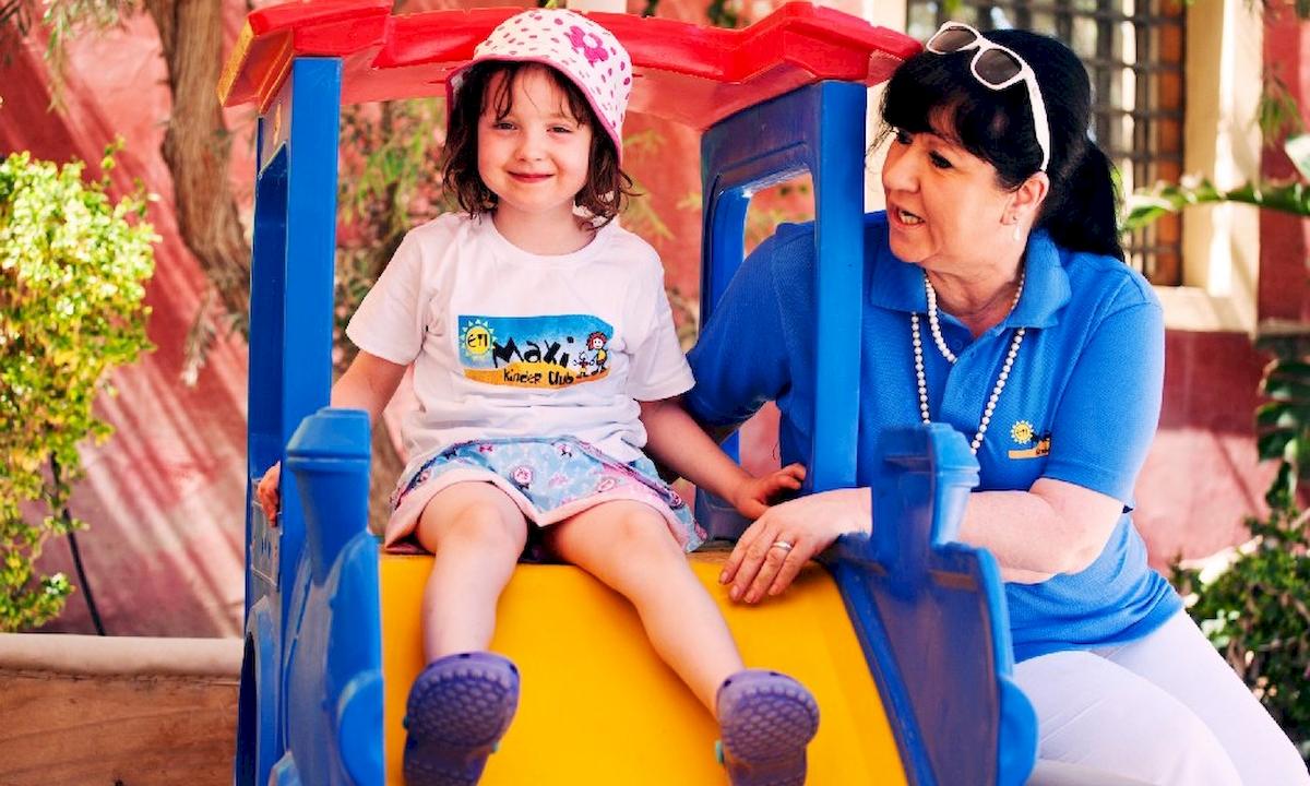 Kleines Madchen im Kinderclub des Grand Hotel Hurghada, das auf einem Spielplatz spielt.