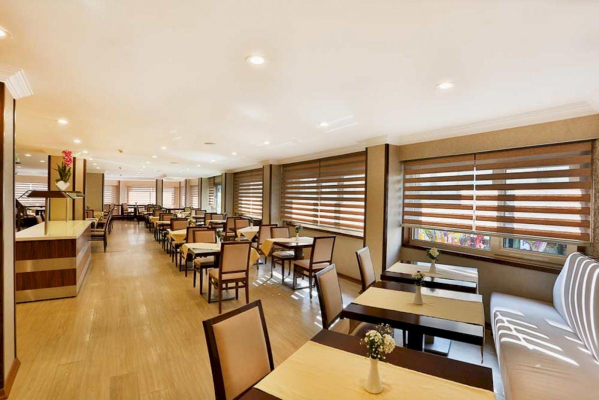 Innenansicht des Barin Hotel Restaurants mit gedeckten Tischen und Stühlen.
