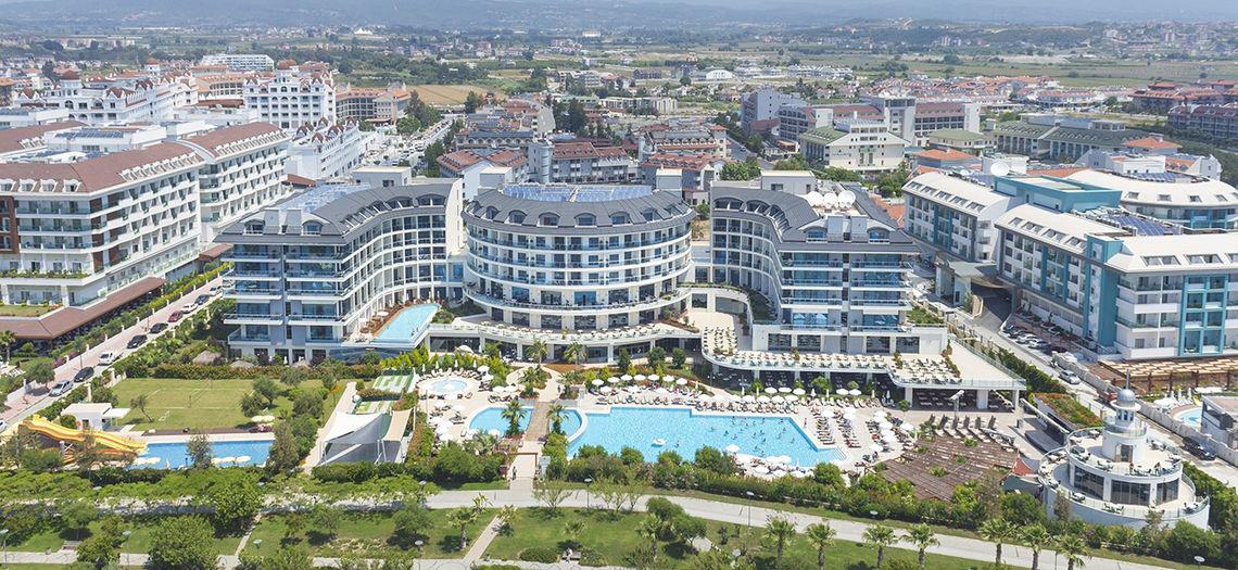 Luftaufnahme des Commodore Elite Suites & Spa Hotels mit Swimmingpools und Gärten