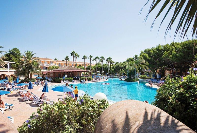 Außenbereich des Princesa Playa Hotels mit Pool, Sonnenliegen und Palmen