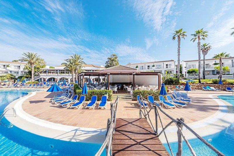 Außenpoolbereich des Princesa Playa Hotels mit Sonnenliegen und Palmen