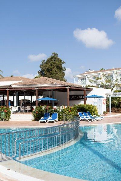 Schwimmbad des Princesa Playa Hotels mit Sonnenliegen und Sonnenschirmen.