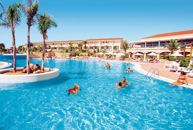 Außenpool des Princesa Playa Hotels mit Gästen und Palmen