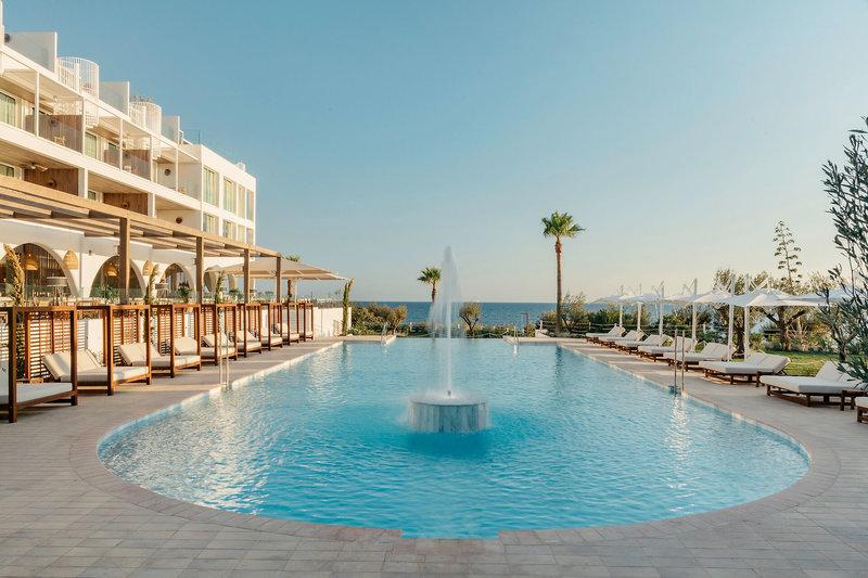 Außenpool des Villa Le Blanc Gran Melia Hotels mit Sonnenliegen und Fontäne.