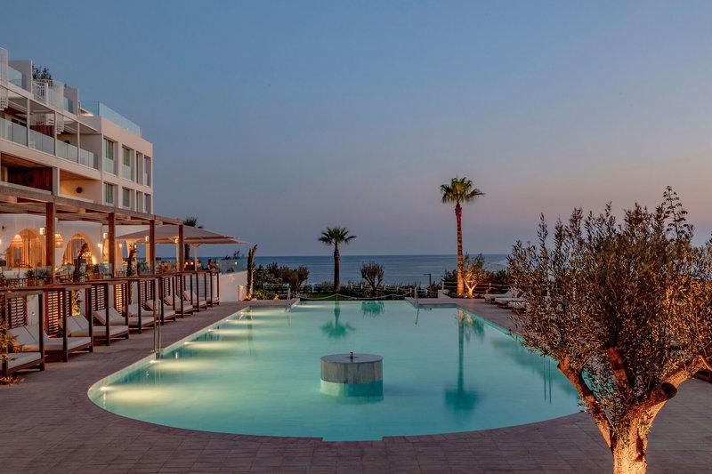Außenpool des Villa Le Blanc Gran Melia Hotels bei Sonnenuntergang mit Blick auf das Meer