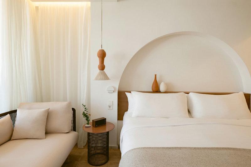 Schlafzimmer im Villa Le Blanc Gran Melia Hotel mit Bett, Nachttisch und Lampe.